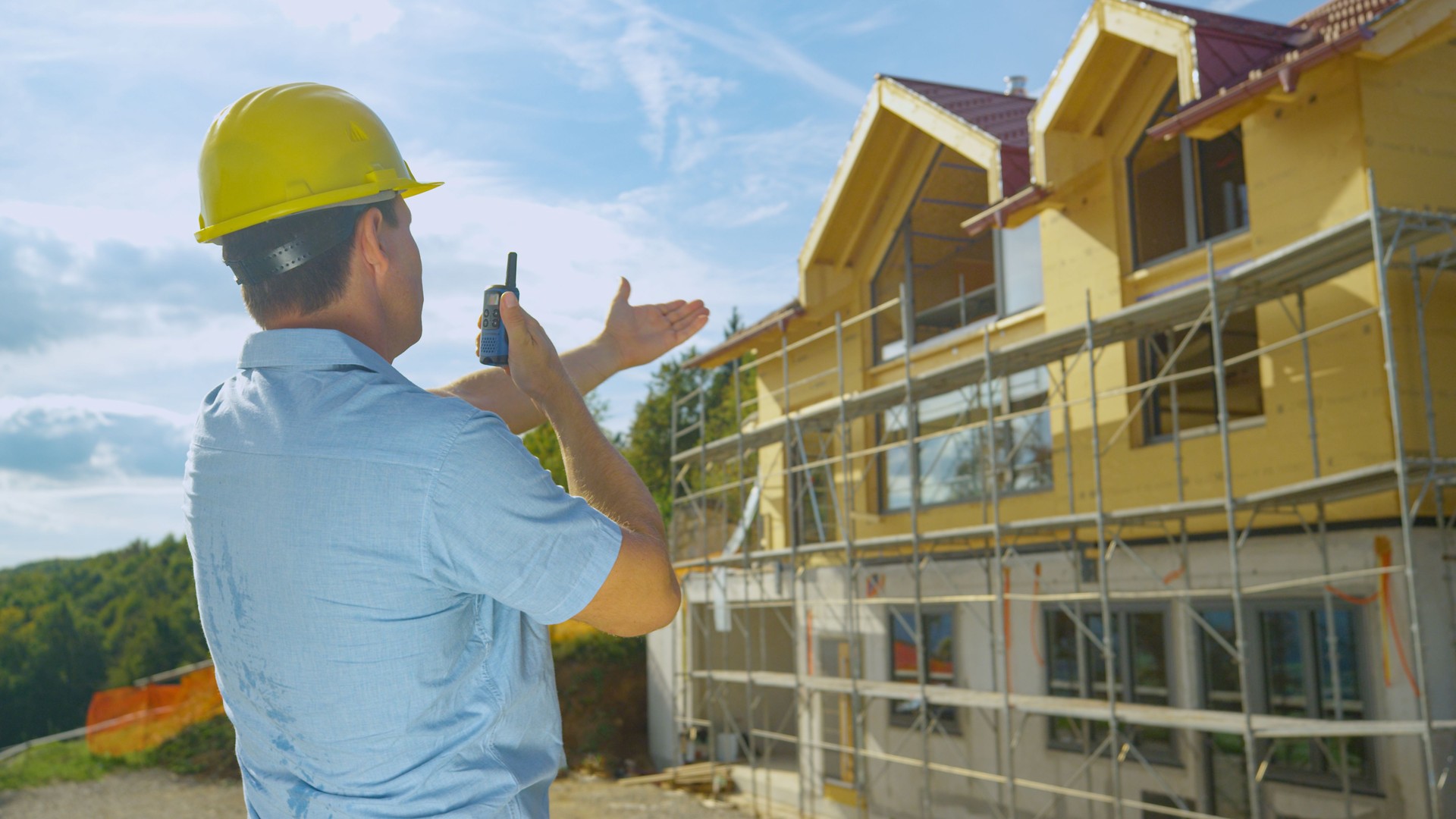 GROS PLAN : L’entrepreneur n’est pas satisfait des progrès réalisés sur un chantier de construction.