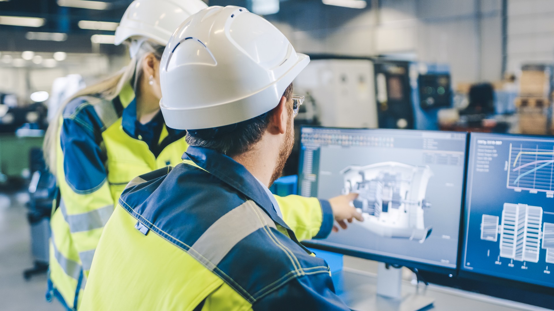 À l'usine: ingénieur mécanicien mâle et ingénieur en chef féminin travailler ensemble sur l'ordinateur personnel, ils discutent des détails de la conception de modèle de moteur 3D.