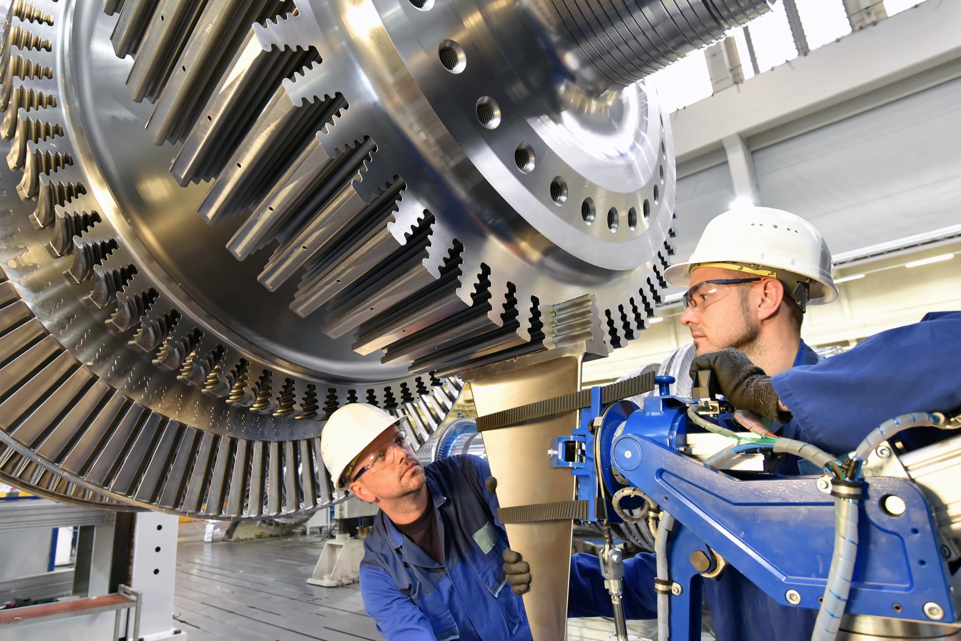 travailleurs, assembler et construire des turbines à gaz dans une usine industrielle moderne